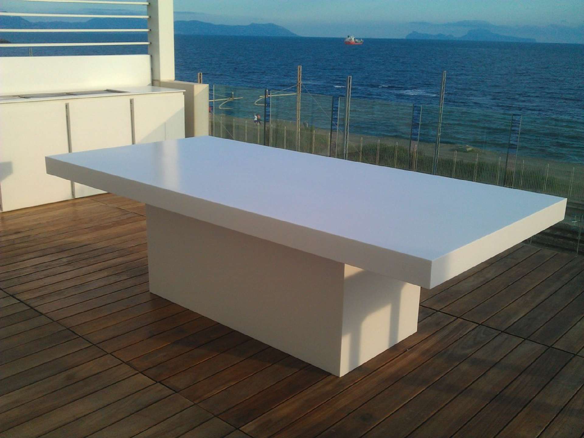 Tavolo da esterno in Corian