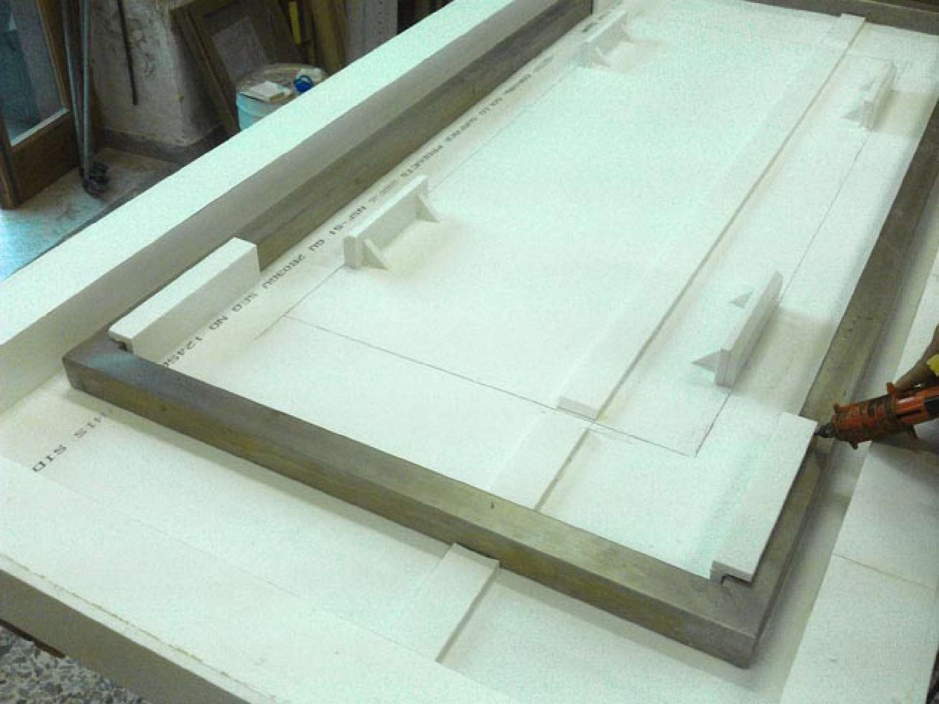 Lavorazione tavolo in Corian