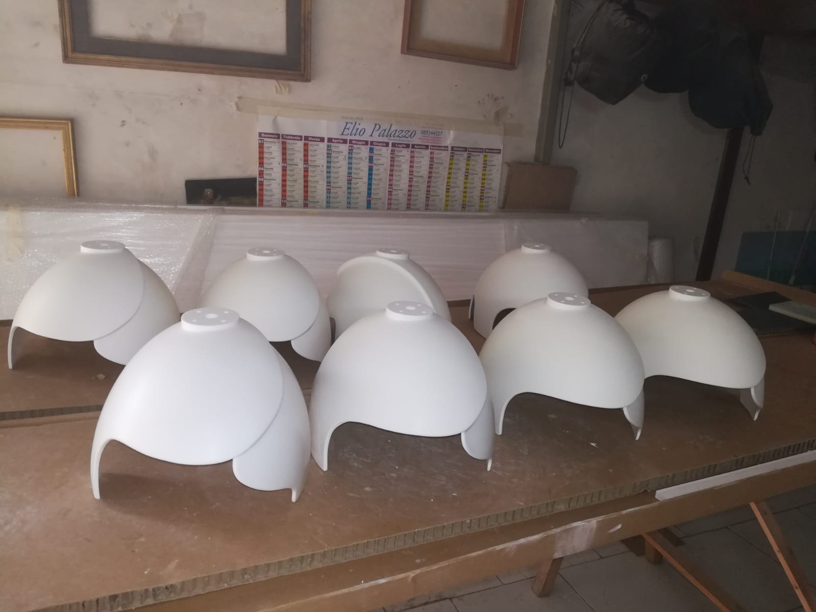 Serie di caschetti in Corian termoformati, allineati in laboratorio