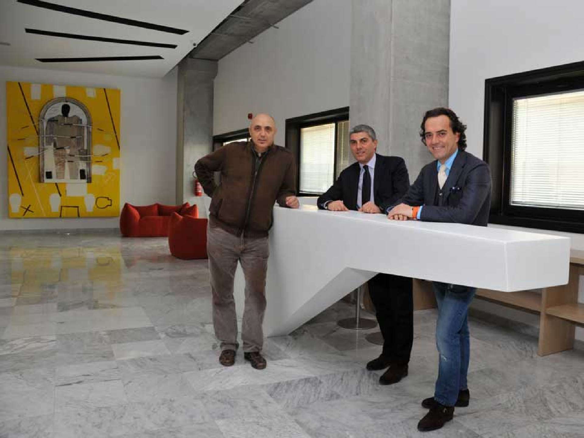 L'opera Porta di Mimmo Paladino nella hall Kiton