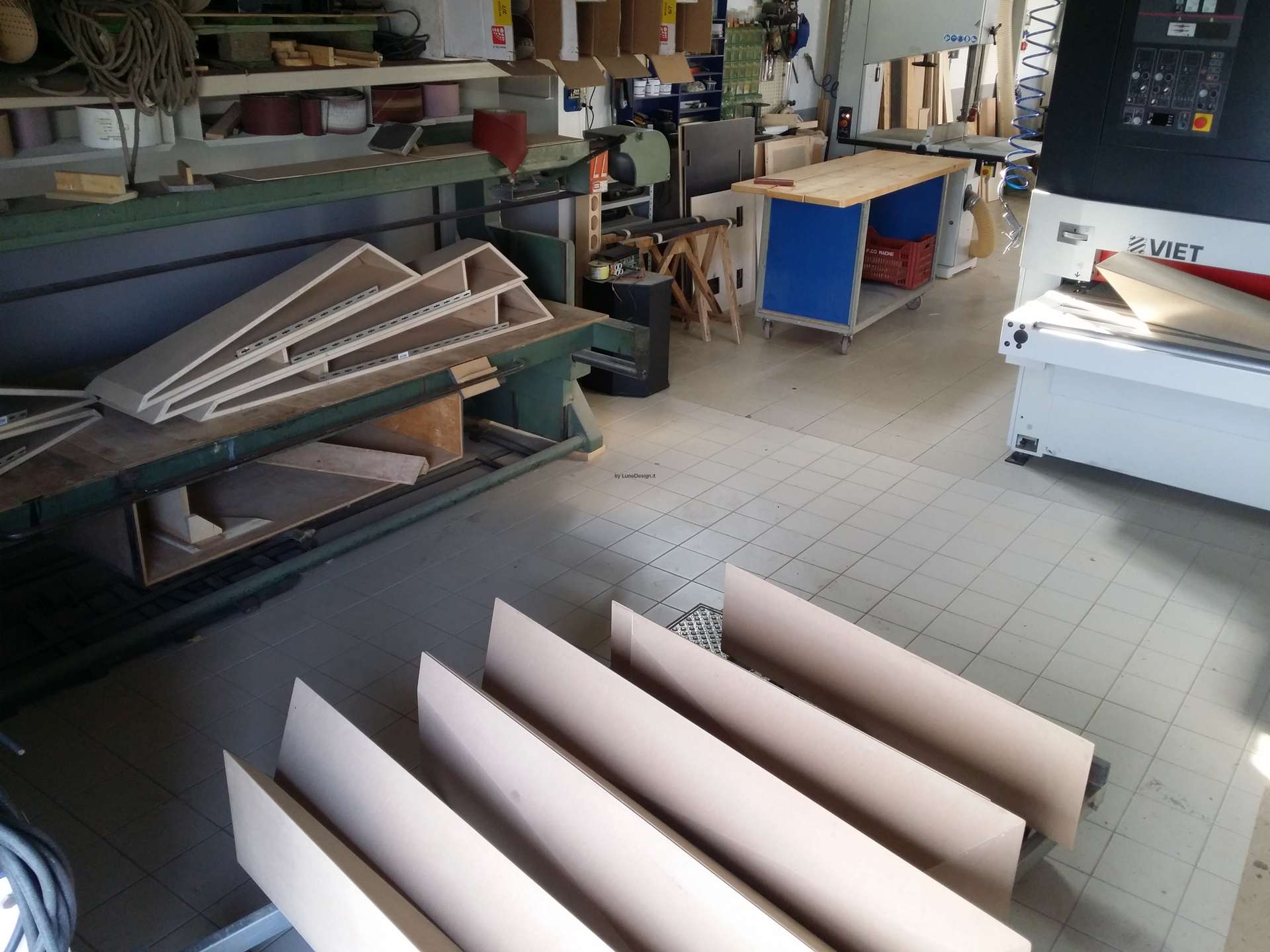 Produzione di mensole in Corian nel laboratorio Arco Arredo