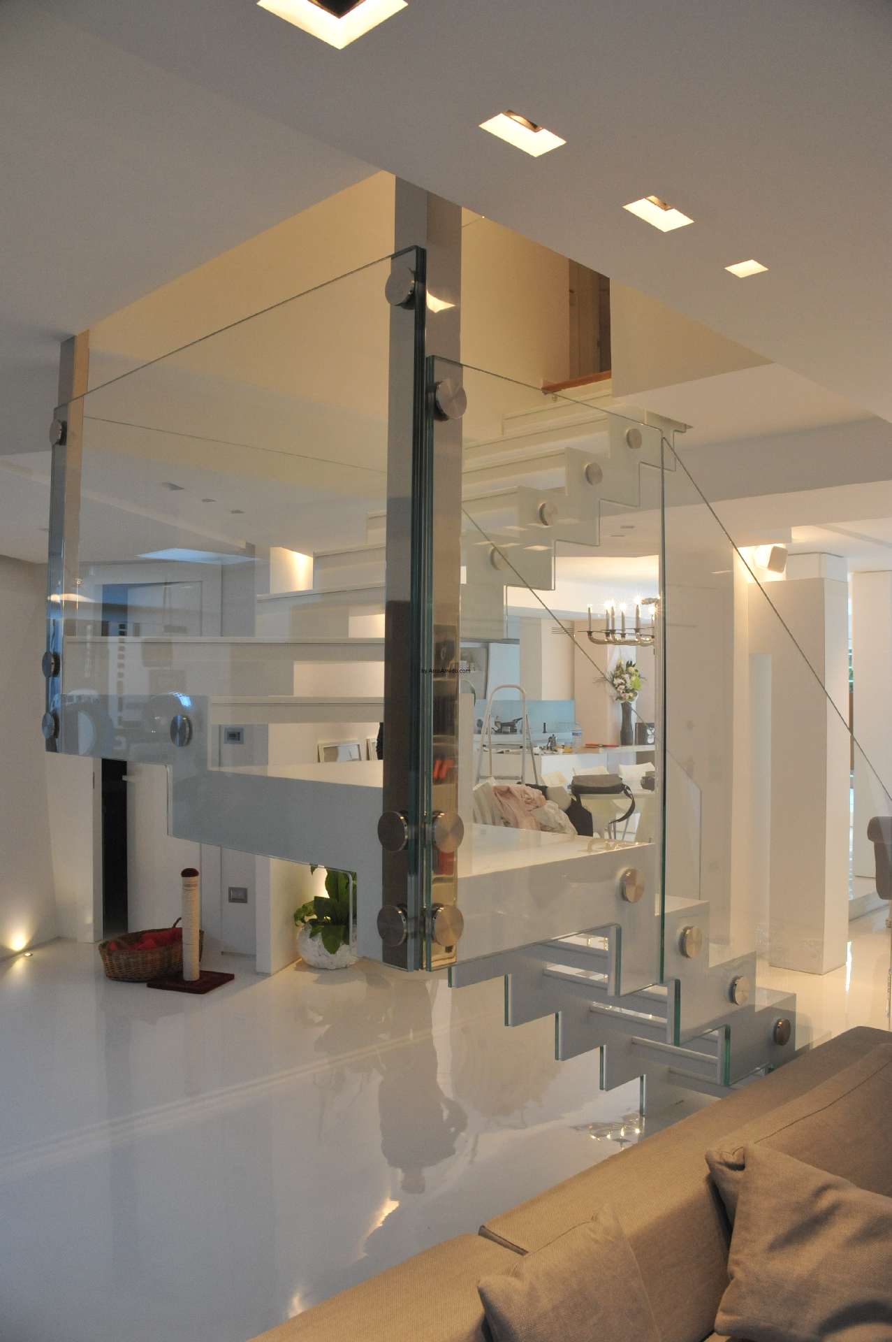 The glass balustrade and the structure