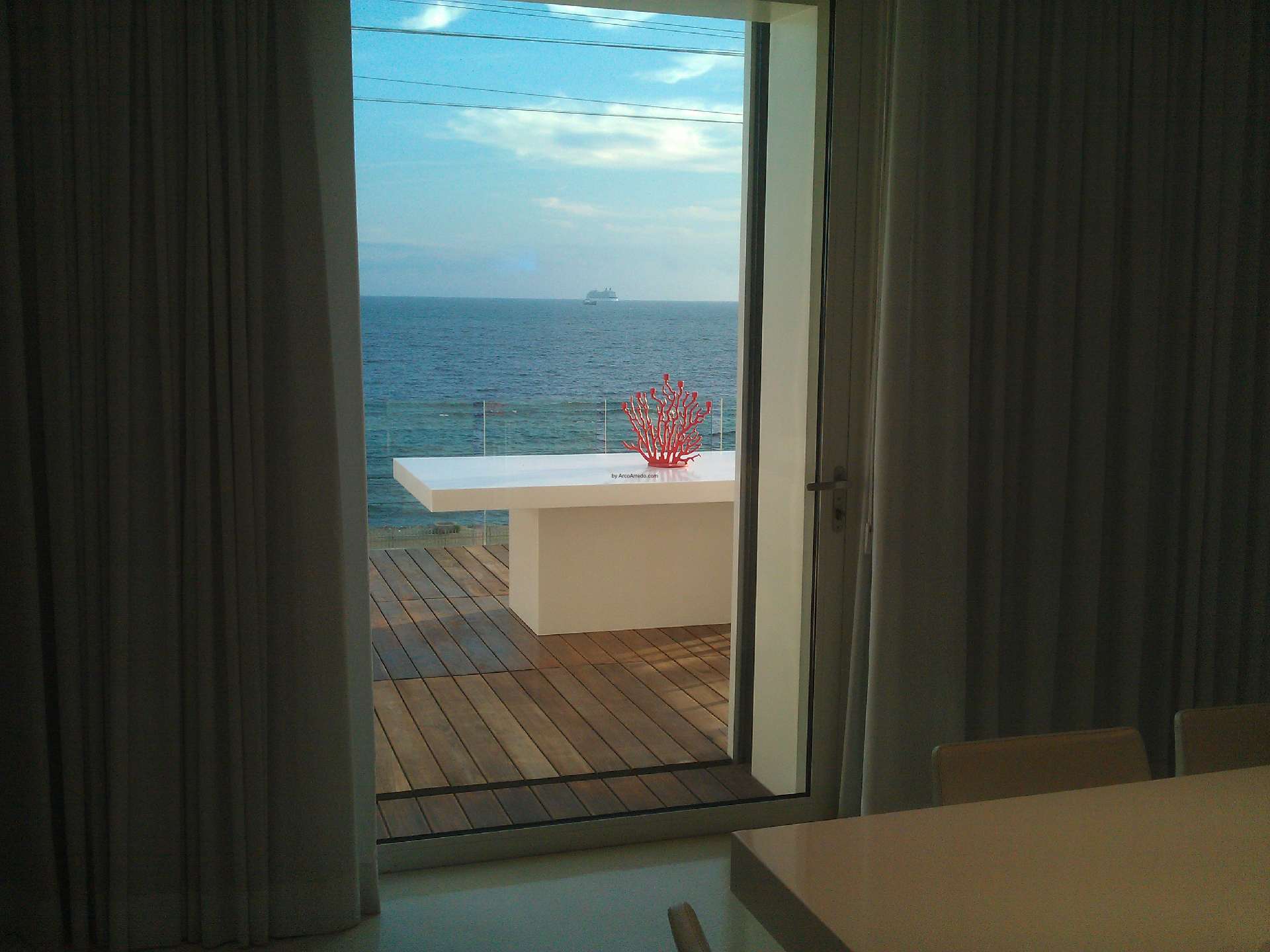 Il tavolo visto dall&rsquo;interno della casa