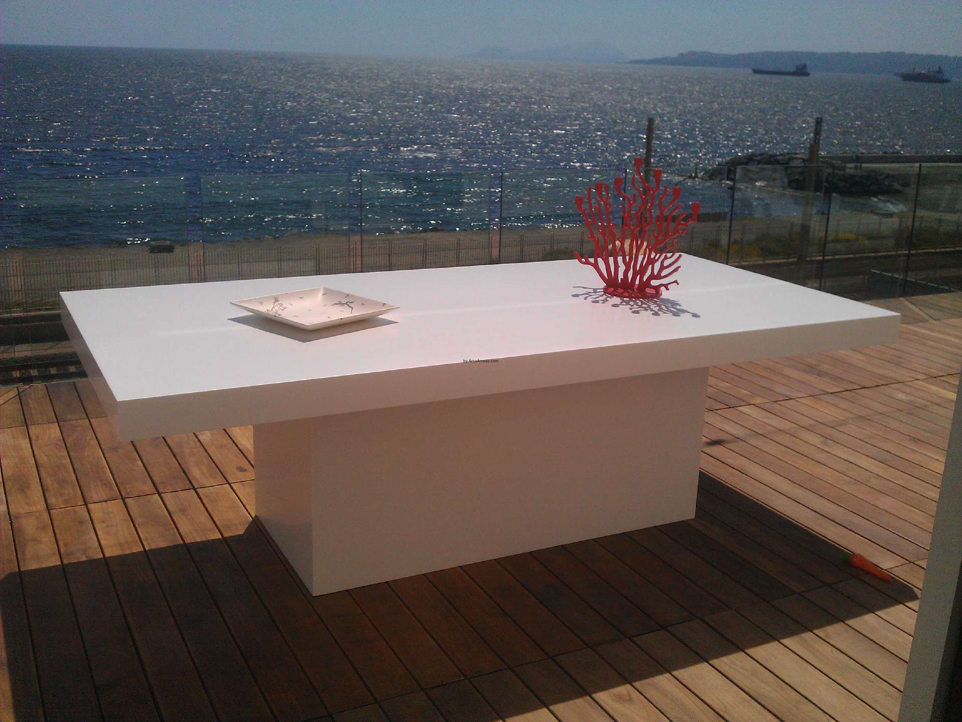 Il tavolo apparecchiato con vista sul mare