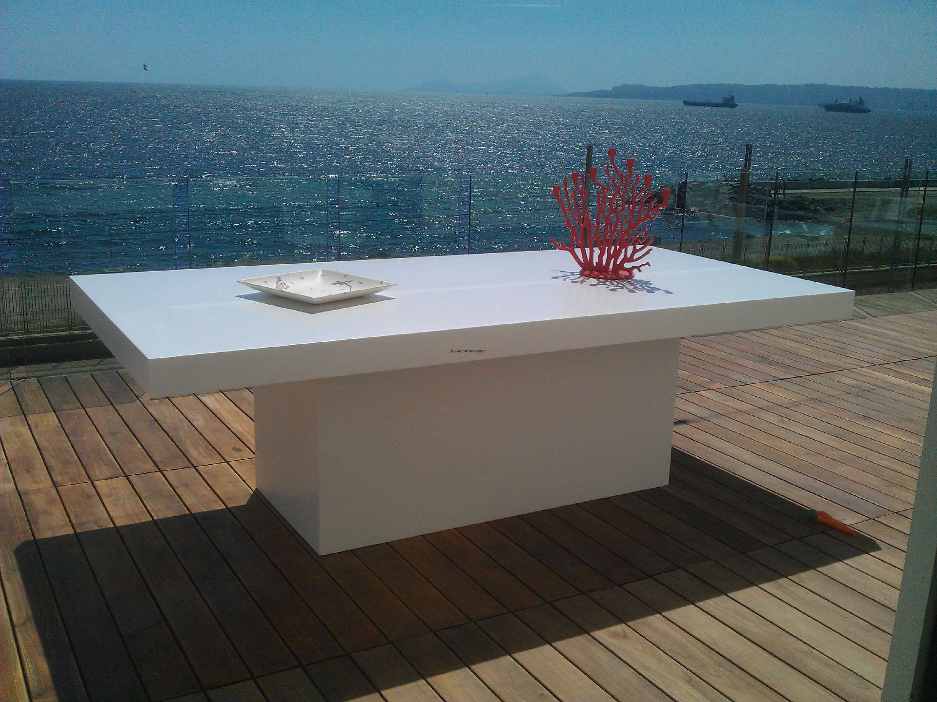 Il basamento centrale del tavolo in Corian