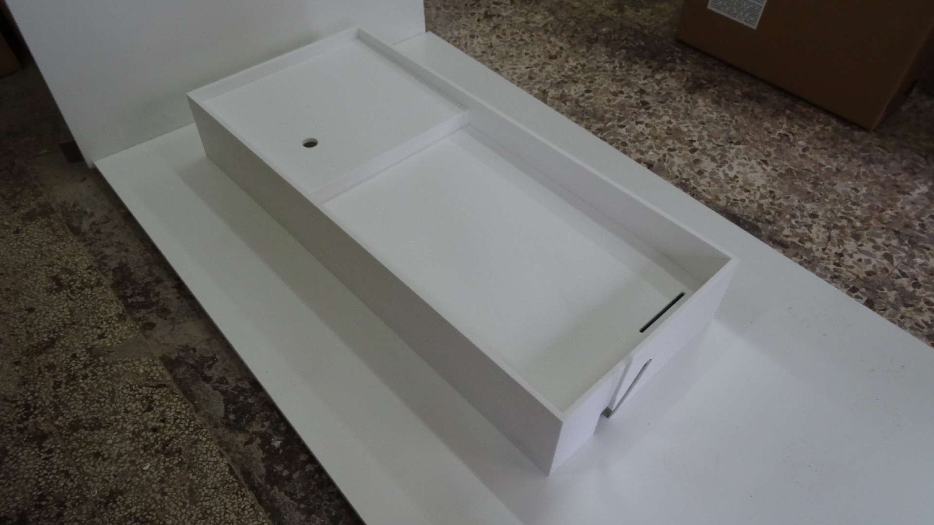 Lavabo a canale in Corian