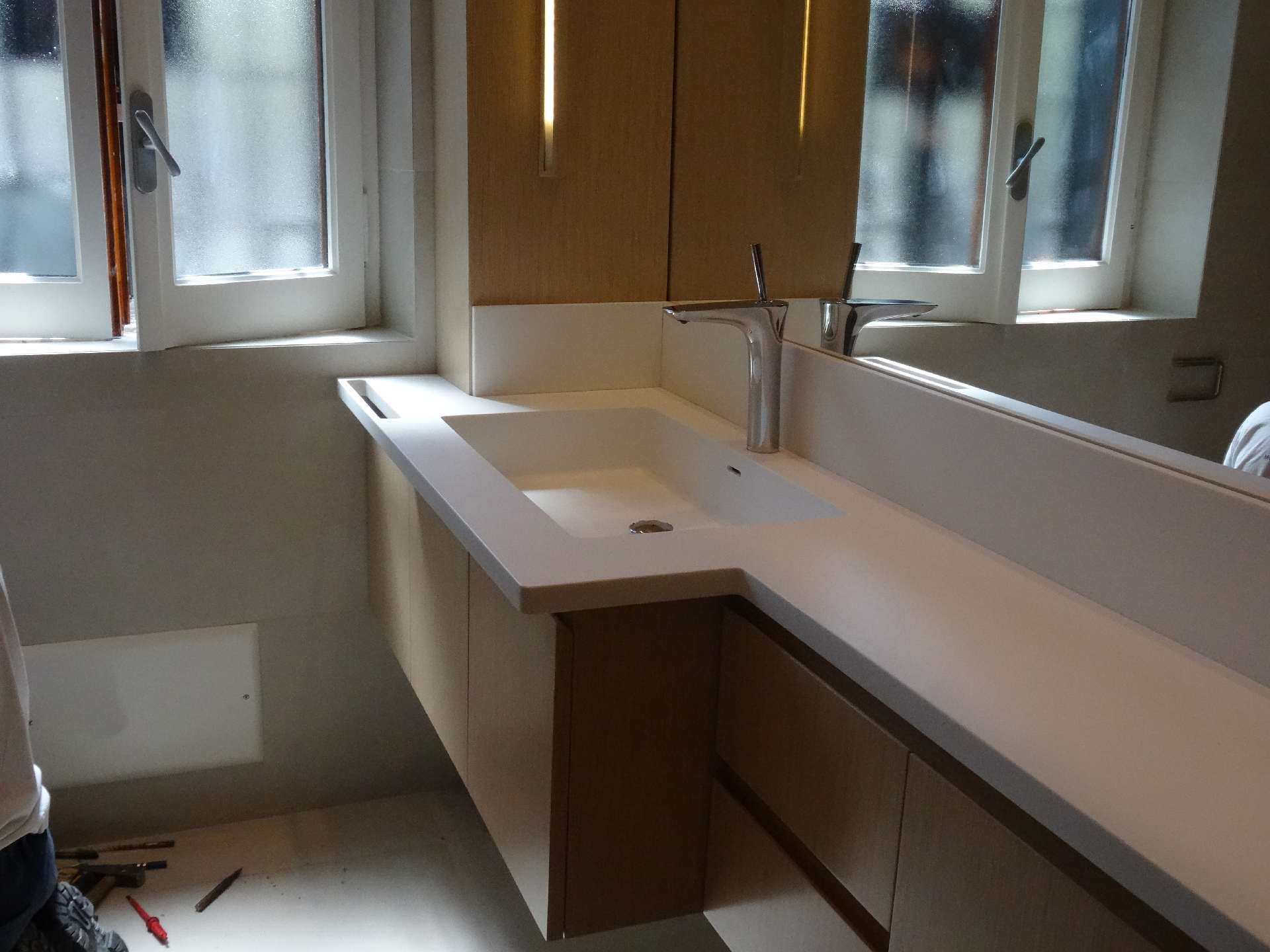 Mobile bagno in Corian e rovere