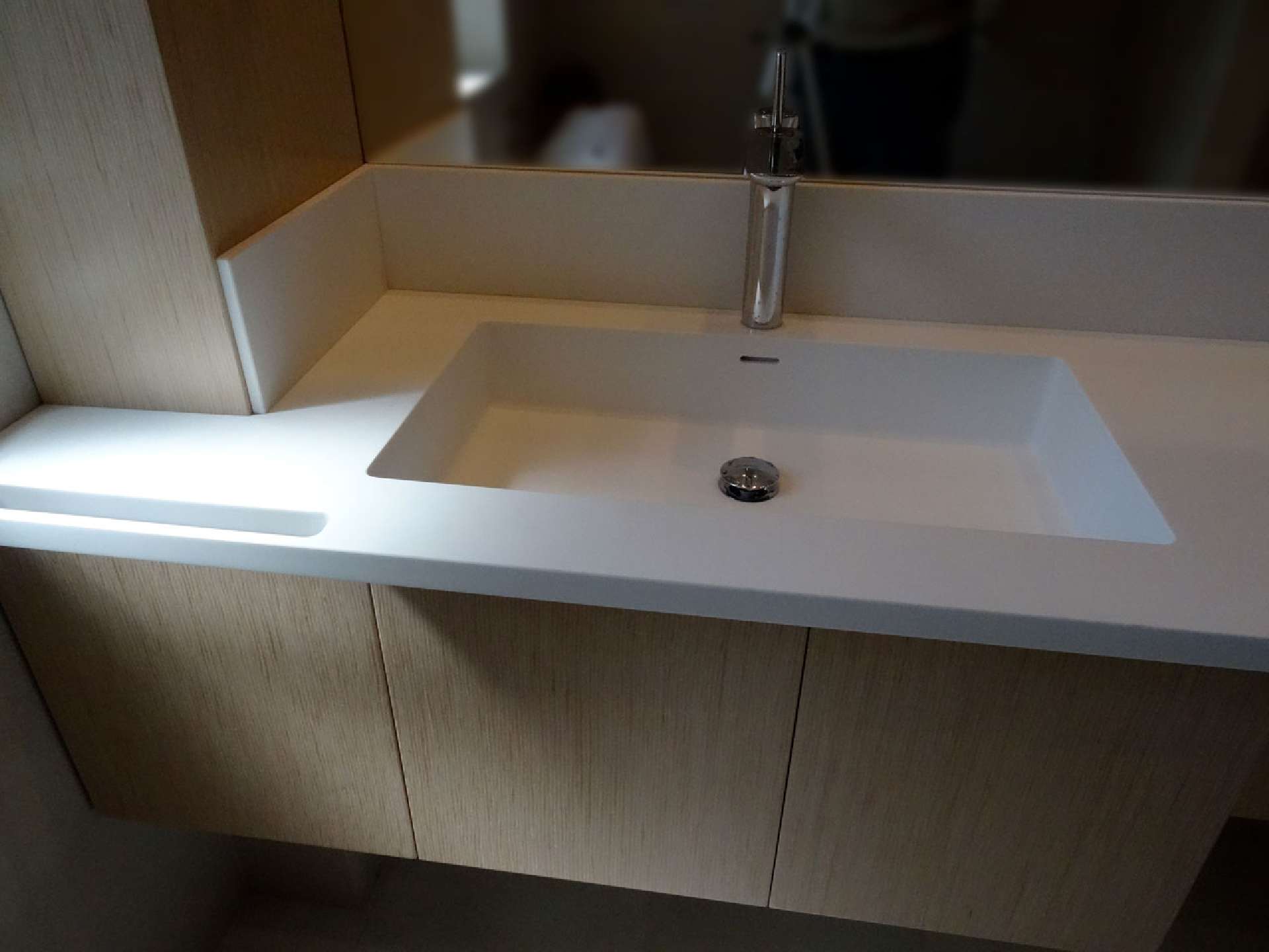 Bathroom unit in Corian and oak