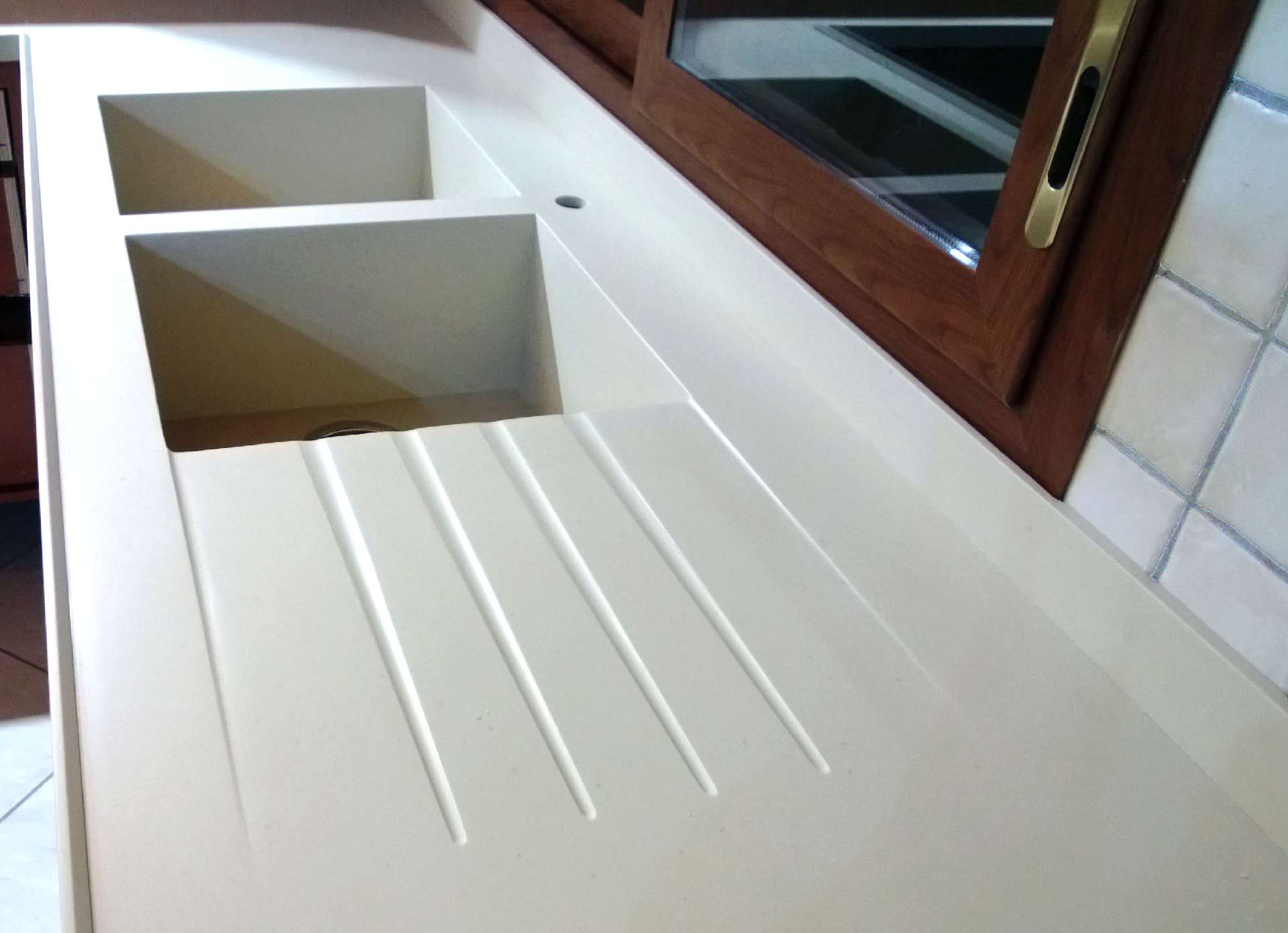 Draining grooves cut into the Corian