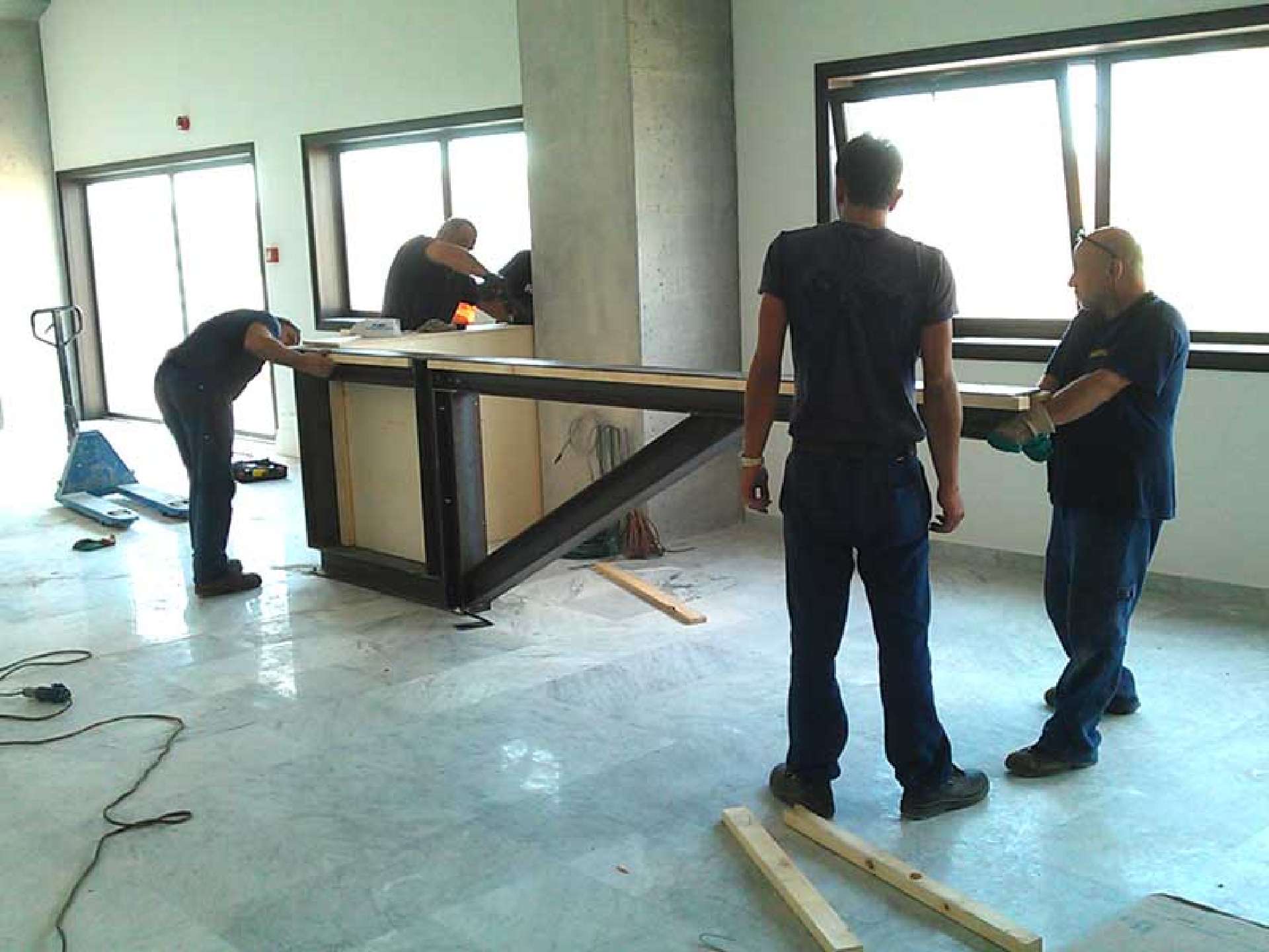 La struttura portante in acciaio durante il montaggio, prima del rivestimento in Corian