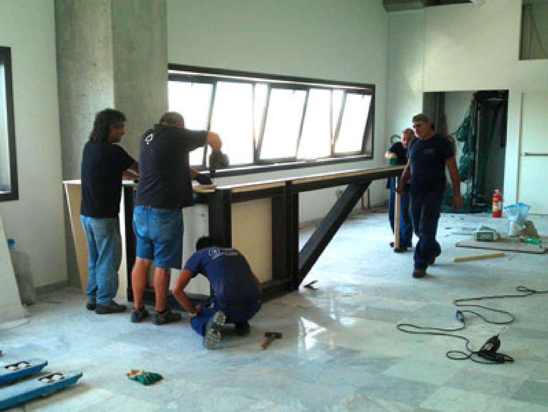 Montaggio del banco reception in cantiere