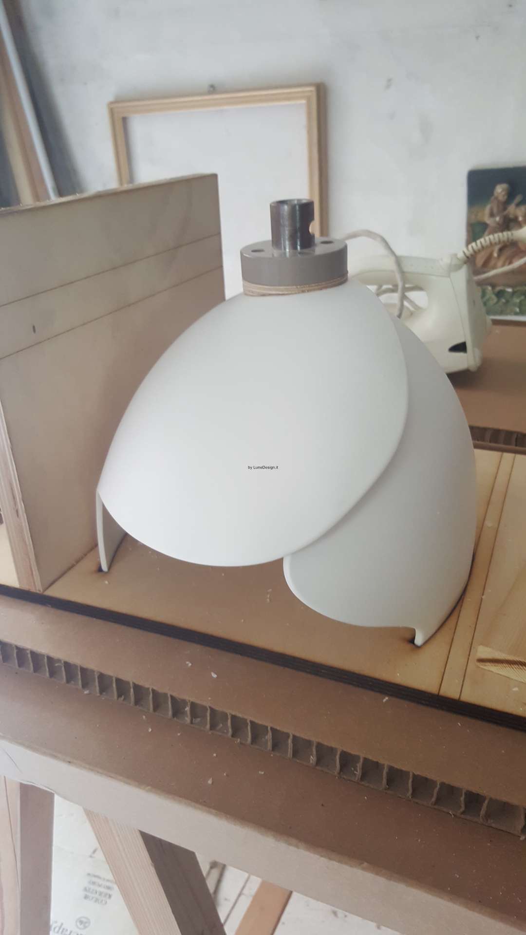 Caschetto in Corian con flangia metallica di fissaggio