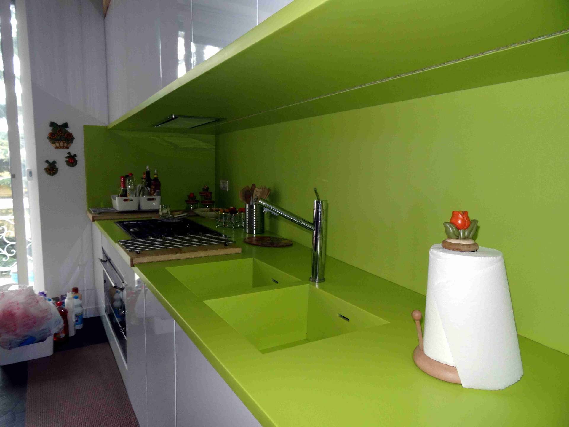 La nicchia in Corian verde vista d'insieme