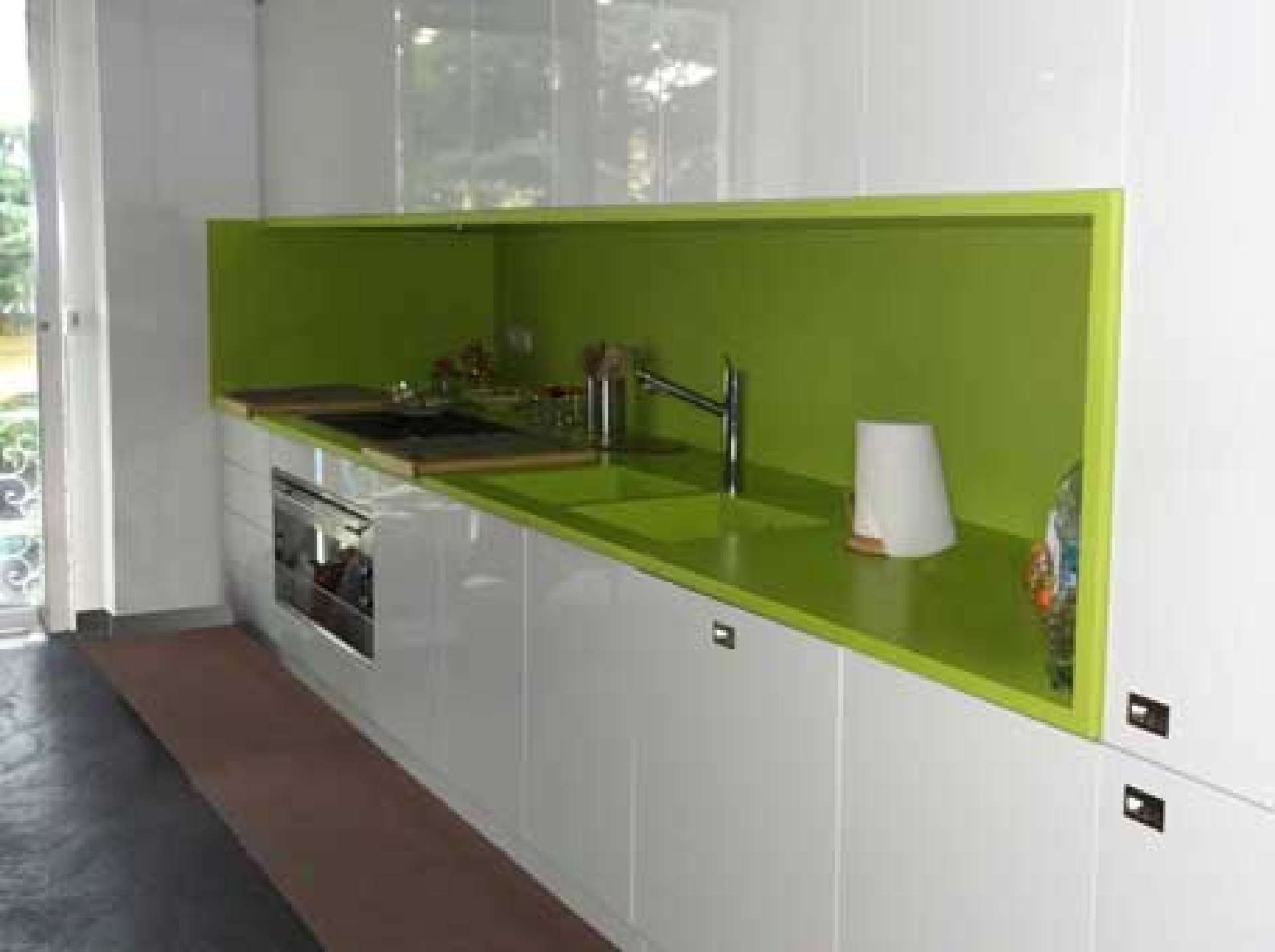 Lavorazione della lastra in Corian verde