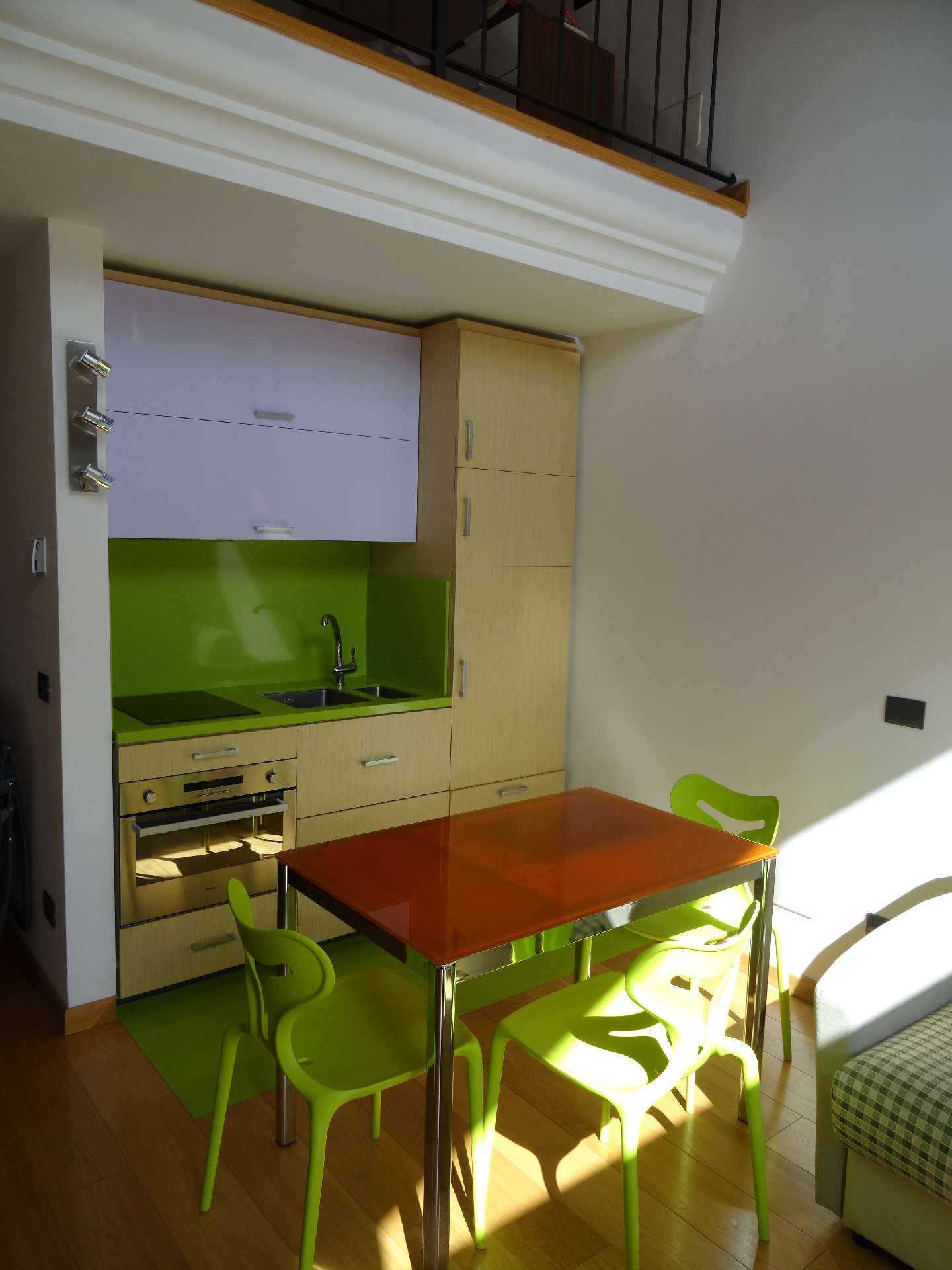 Cucina su misura con piano in Corian