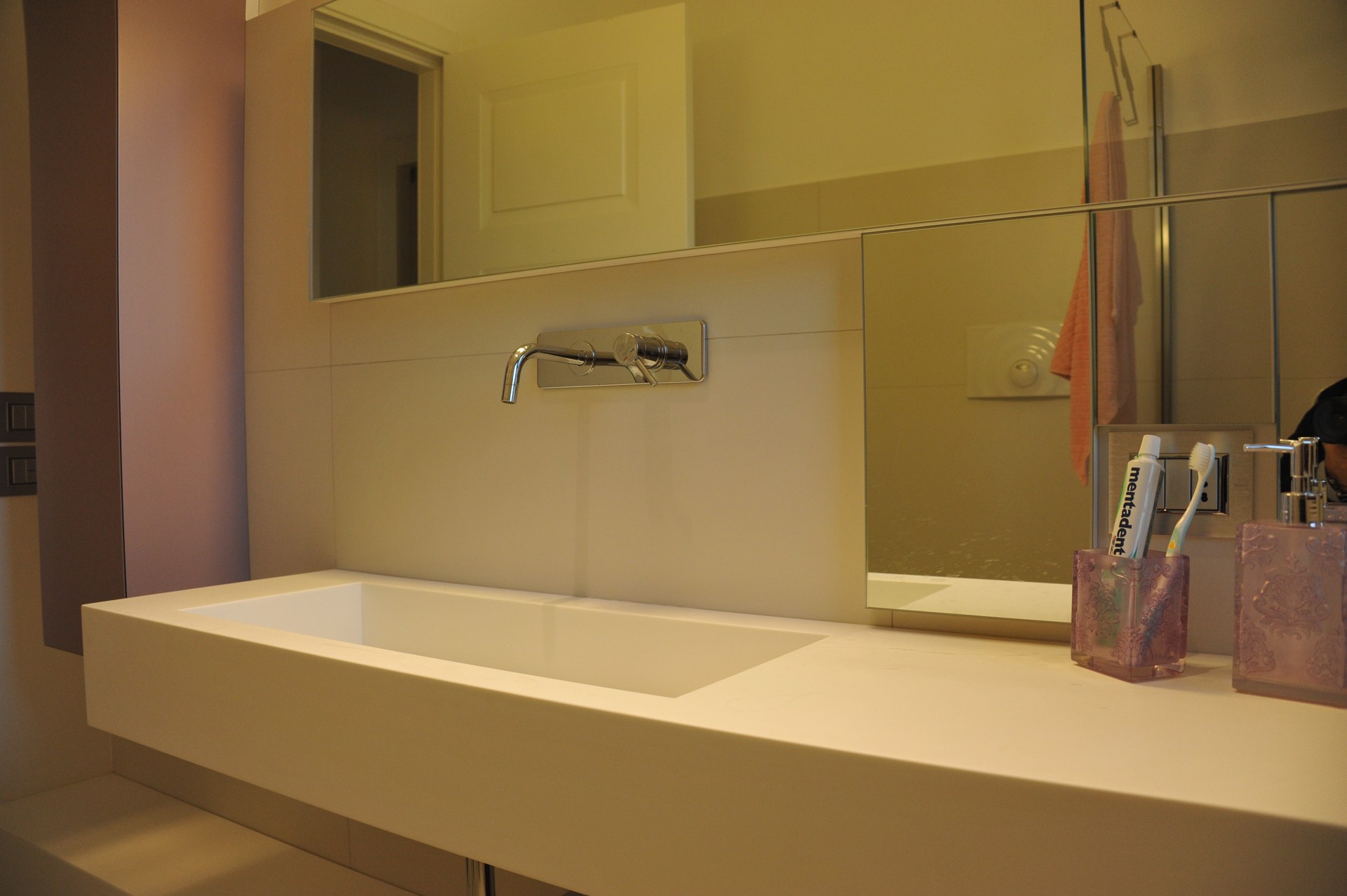Lavabo in Corian ricavato nel piano, realizzato da Arco Arredo