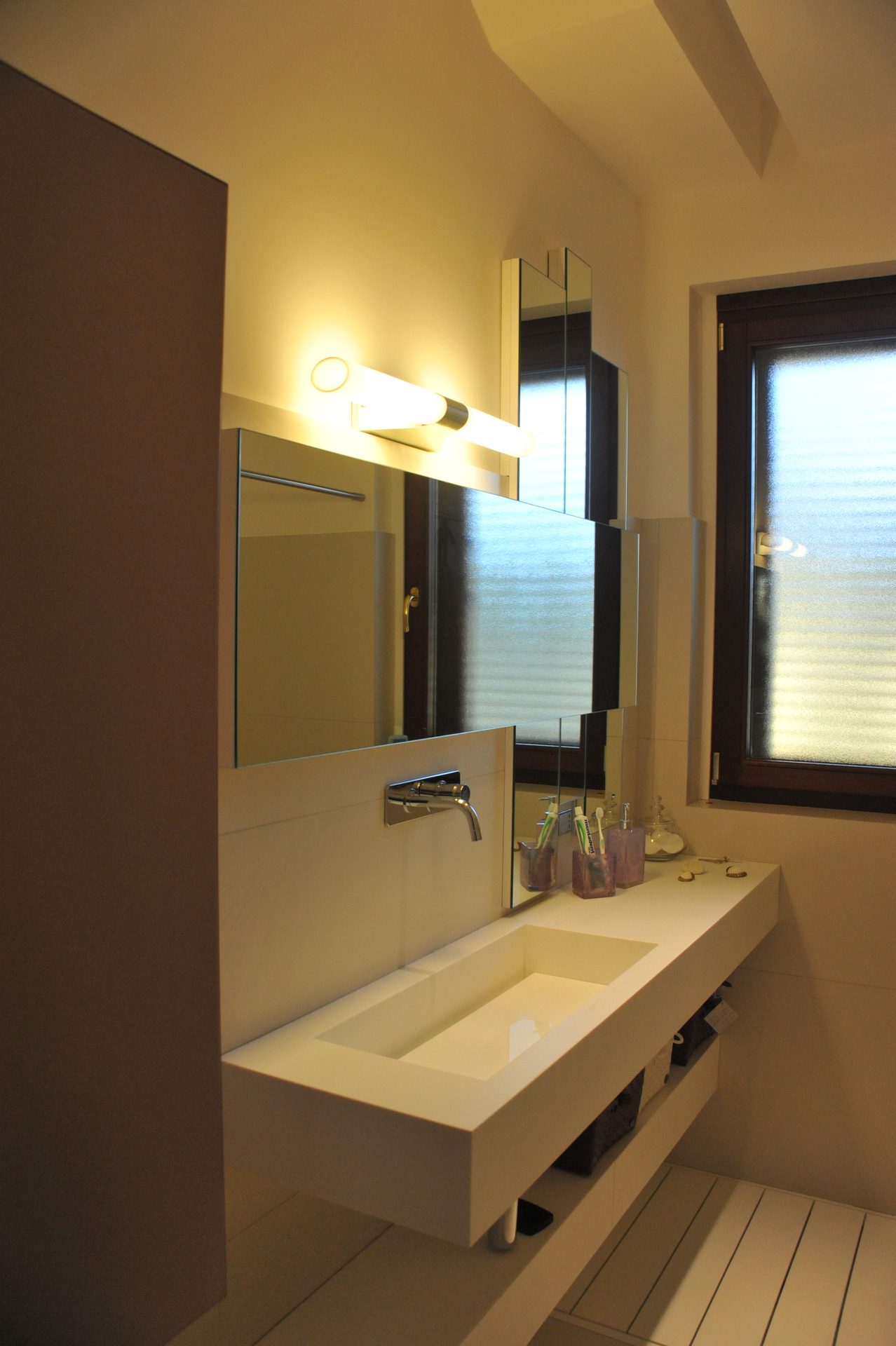 Lavabo in Corian con mensola aperta e specchio