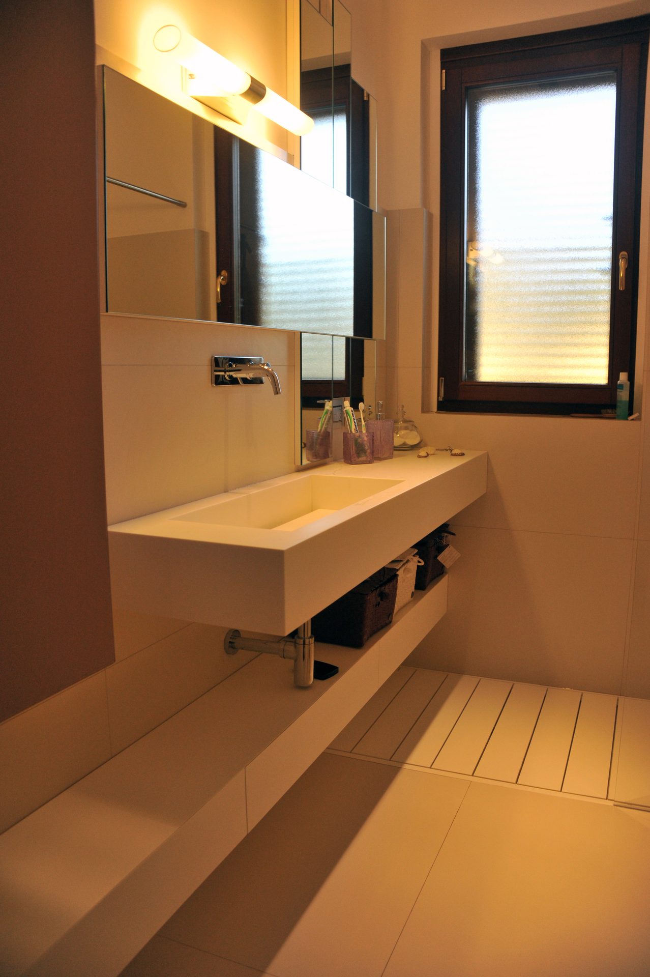 Il lavabo in Corian visto dall&rsquo;ingresso del bagno