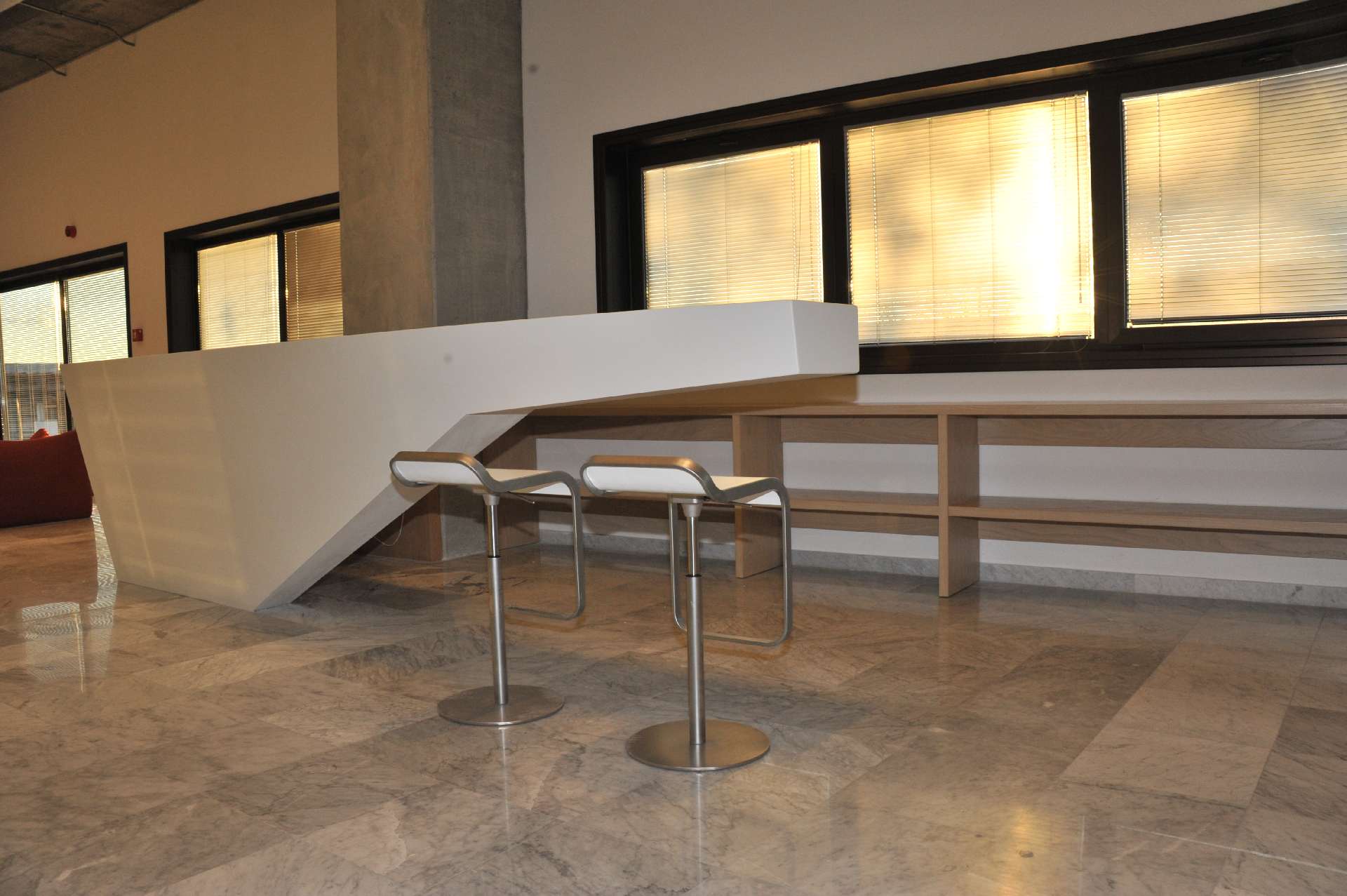 Banco reception Kiton, vista laterale