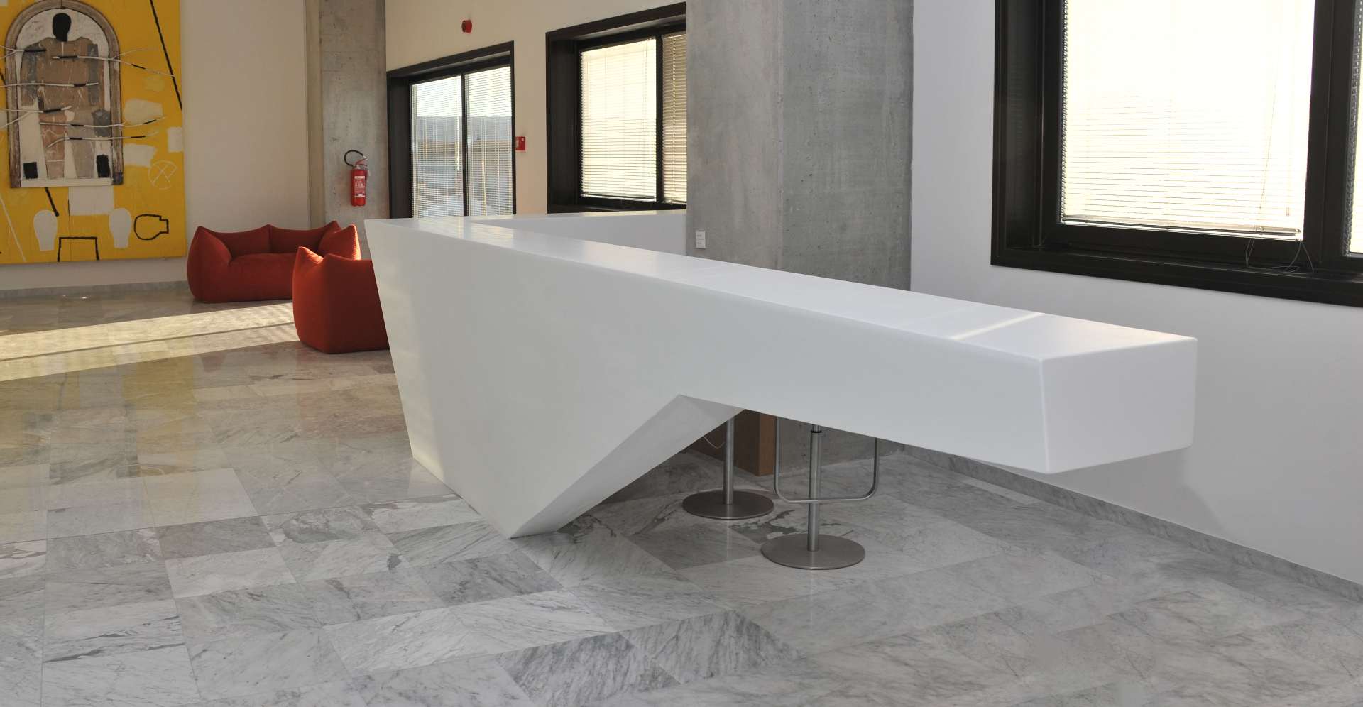 Banco reception in Corian a sbalzo realizzato da Arco Arredo per Kiton