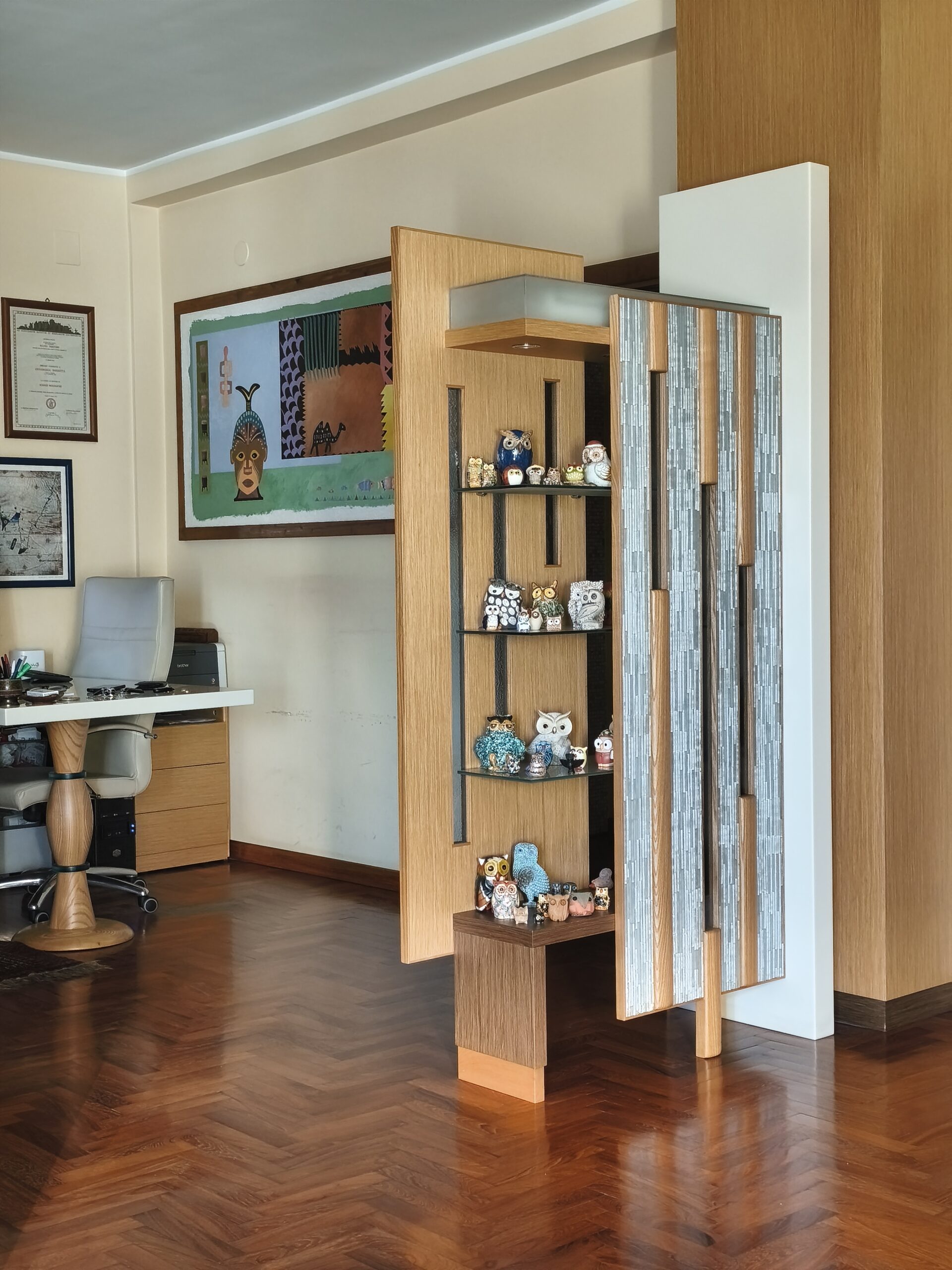Divider bookcase beside the opening